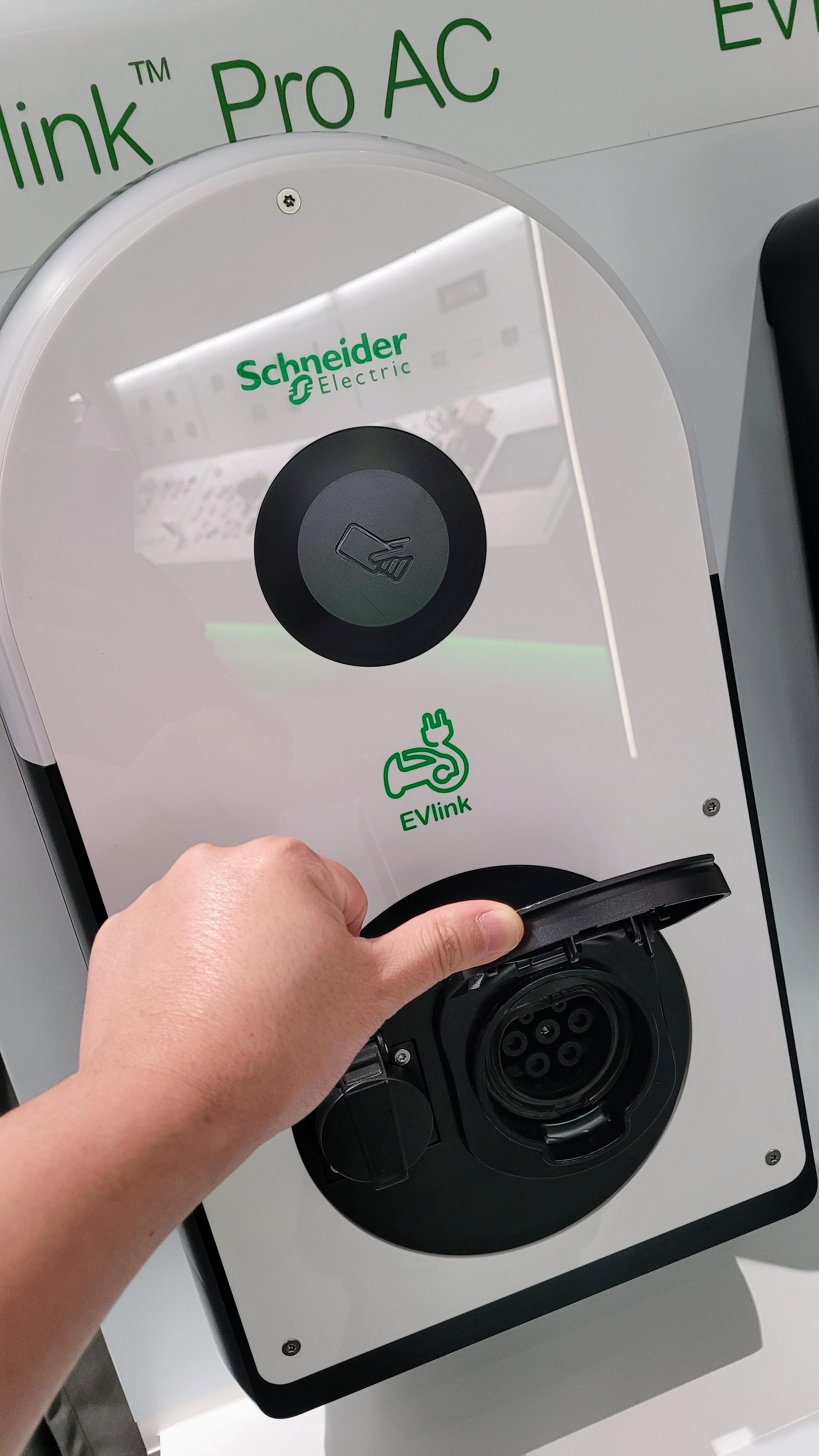 具備拍卡介面,可供商場或物業證用家使用,然後根據充電量月結費用。