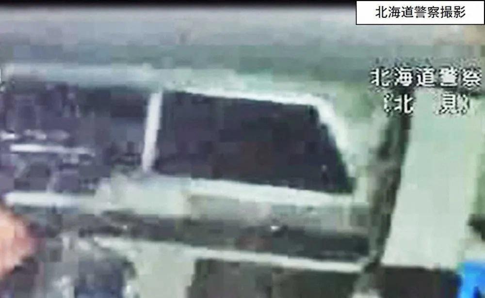 日本北海道警方發布沉船內影像。(網上圖片)