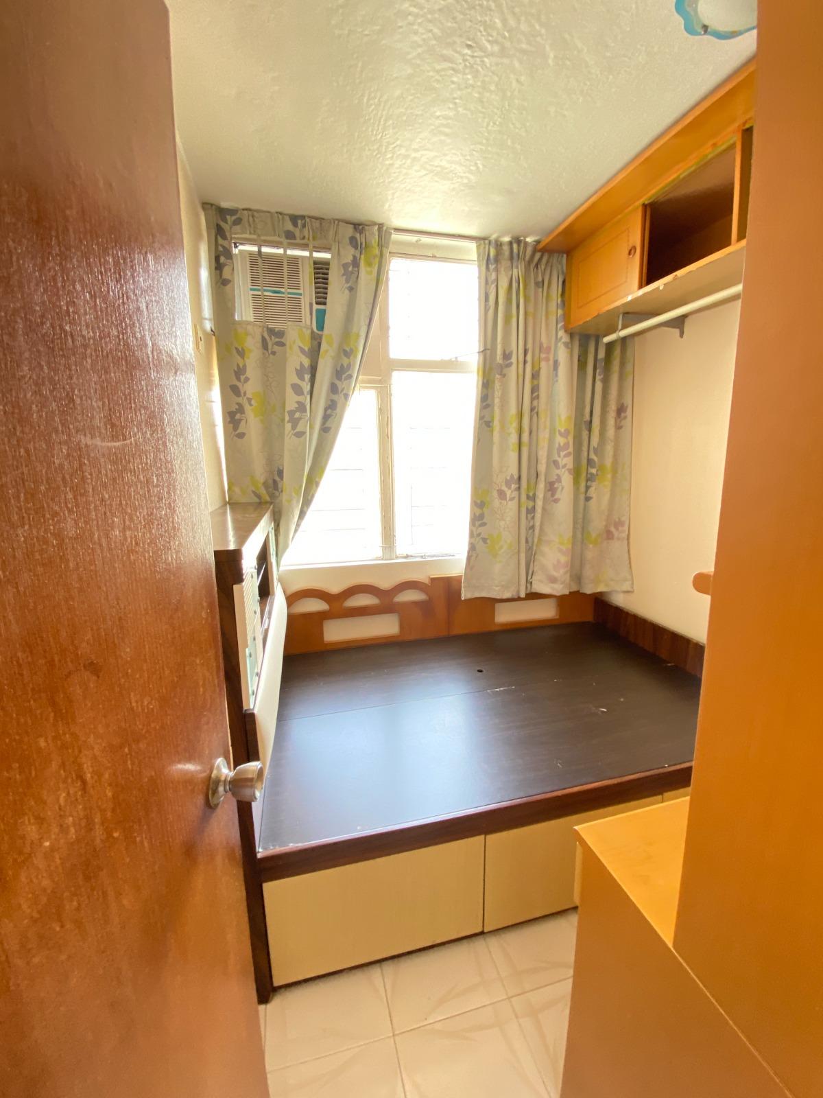 睡房擺放大型傢俬後也不算擠迫。