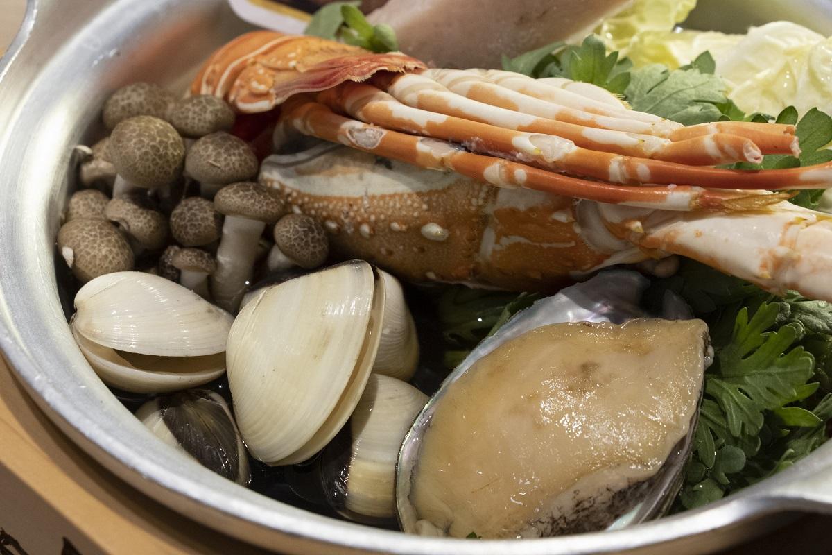 有龍蝦、鮑魚、蜆、雞滑和大量蔬菜,分量足料!