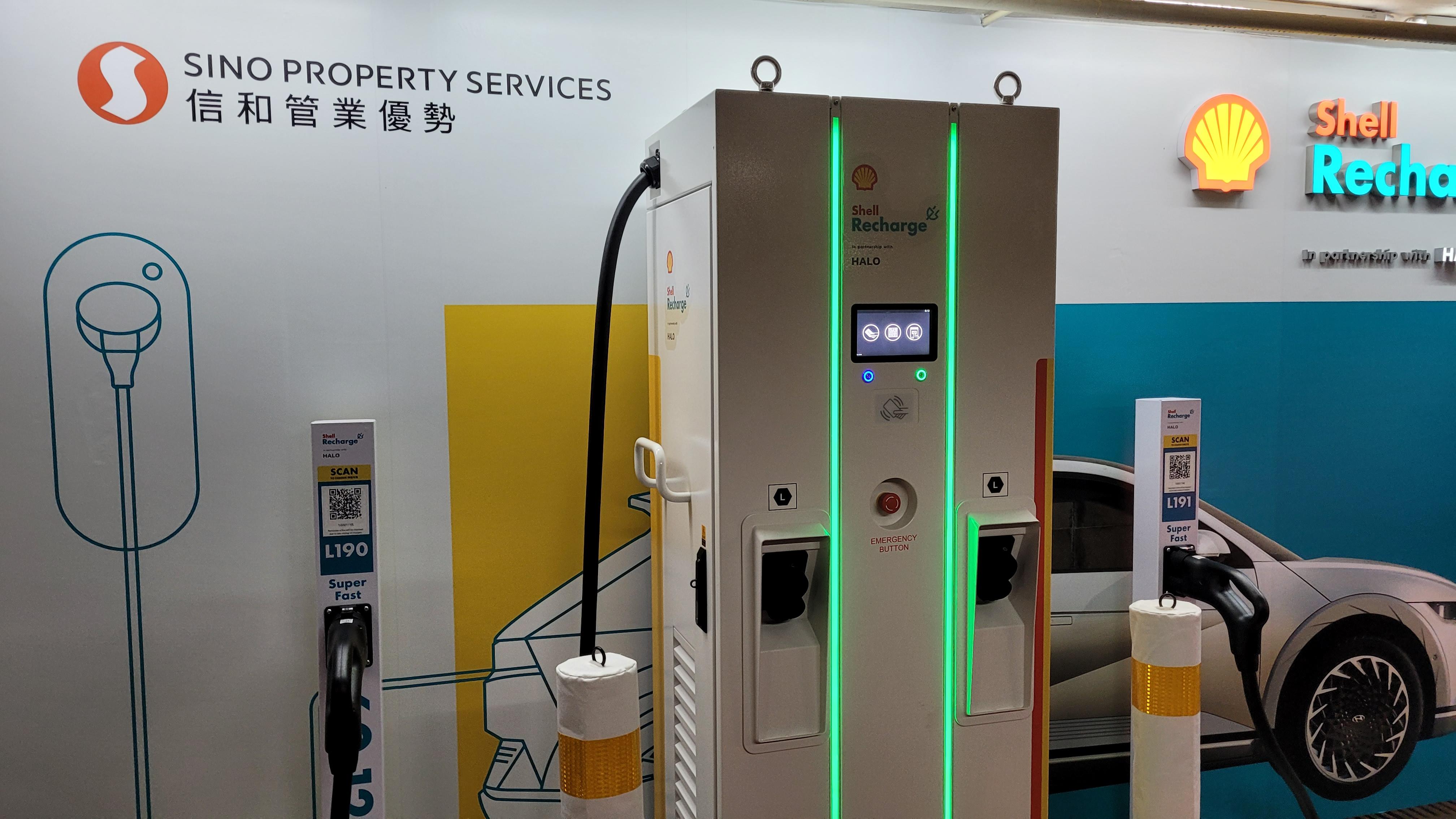 備有4組快速充電設備。