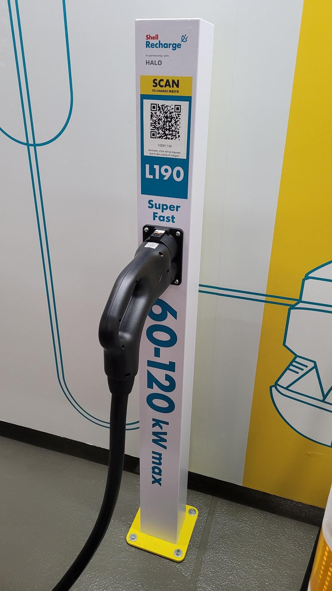 備有4組快速充電設備,充電功率為60至120kW。