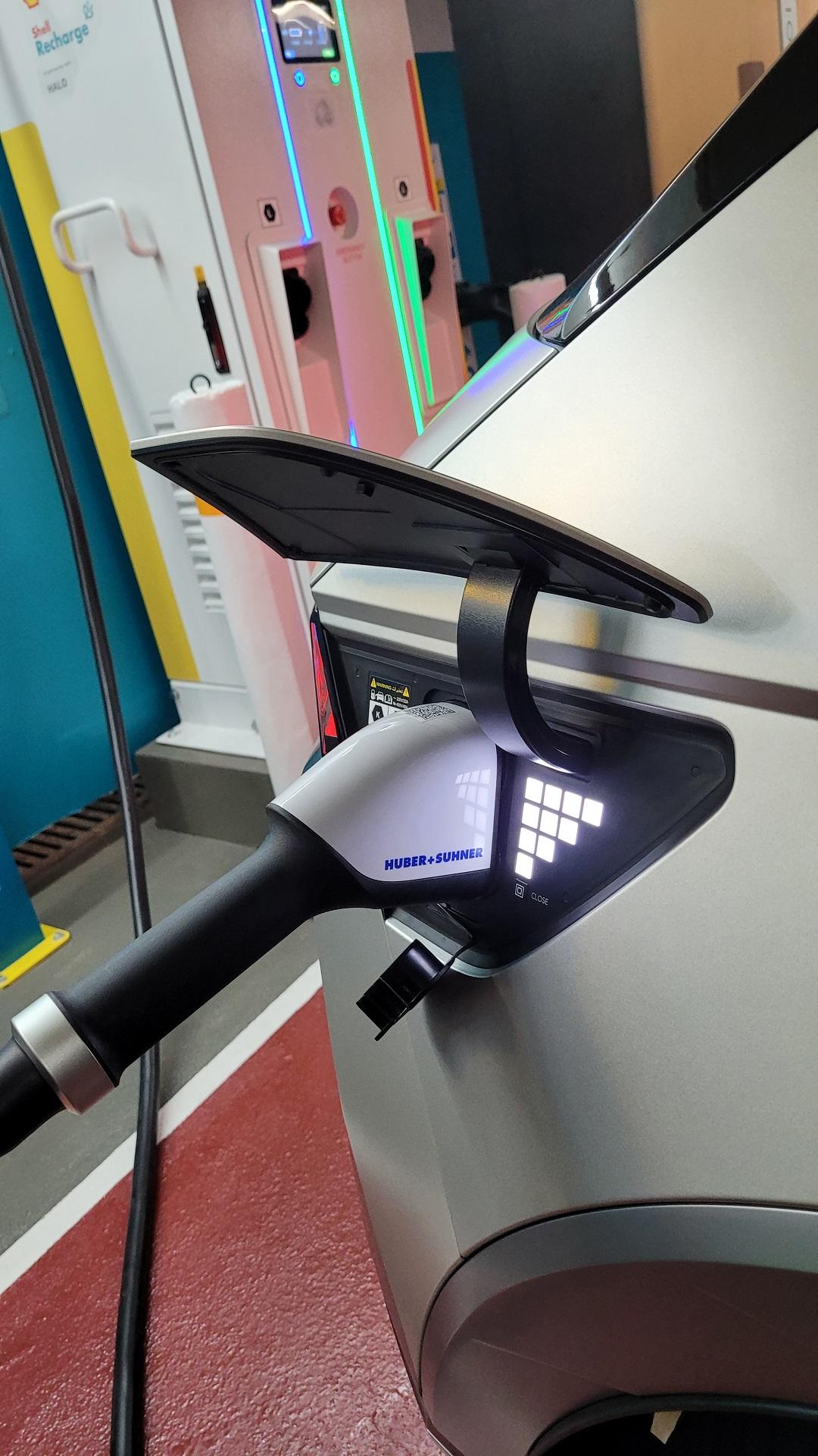 其中一組直流超級充電設備能充電速度為達300kW。