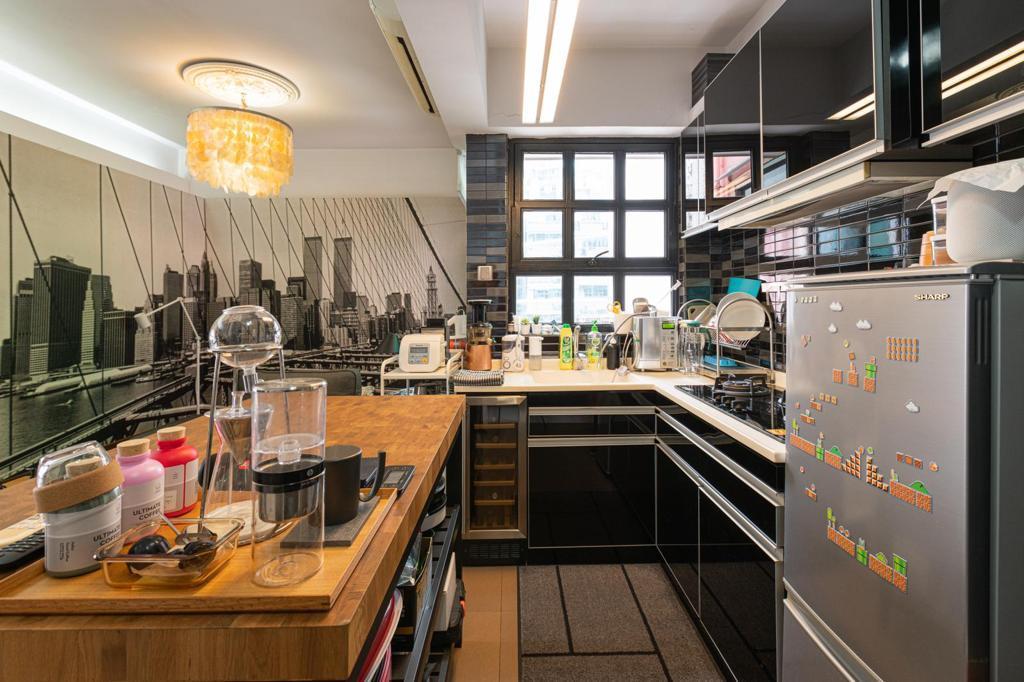 開放式廚房空間闊落,放有一個大型中島櫃,實用性高。