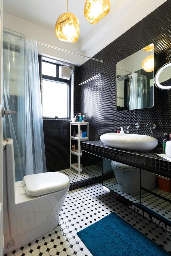 浴室牆身選用黑色紙皮石,地板則鋪上黑白菱形地磚,有型得來又容易清潔。