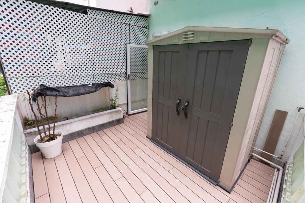 單位附設面積約110方呎小平台,平台上放有收納屋,增加收納空間。