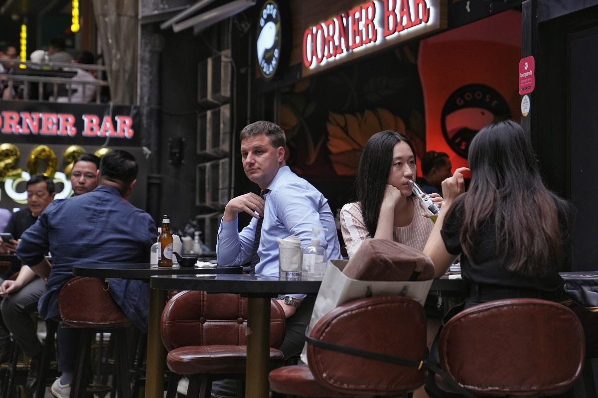 酒吧獲准重開首日,不少市民往蘭桂坊消遣。(夏家朗攝)