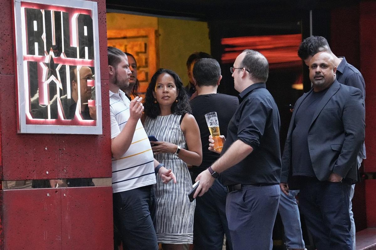 酒吧獲准重開首日,不少市民往蘭桂坊消遣。(夏家朗攝)