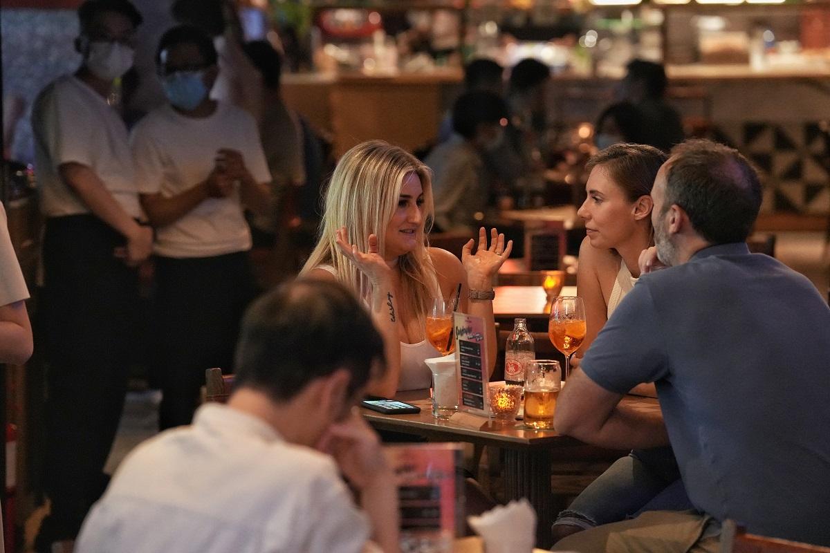 酒吧獲准重開首日,不少市民往蘭桂坊消遣。(夏家朗攝)