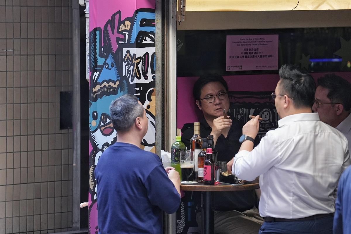 酒吧獲准重開首日,不少市民往蘭桂坊消遣。(夏家朗攝)