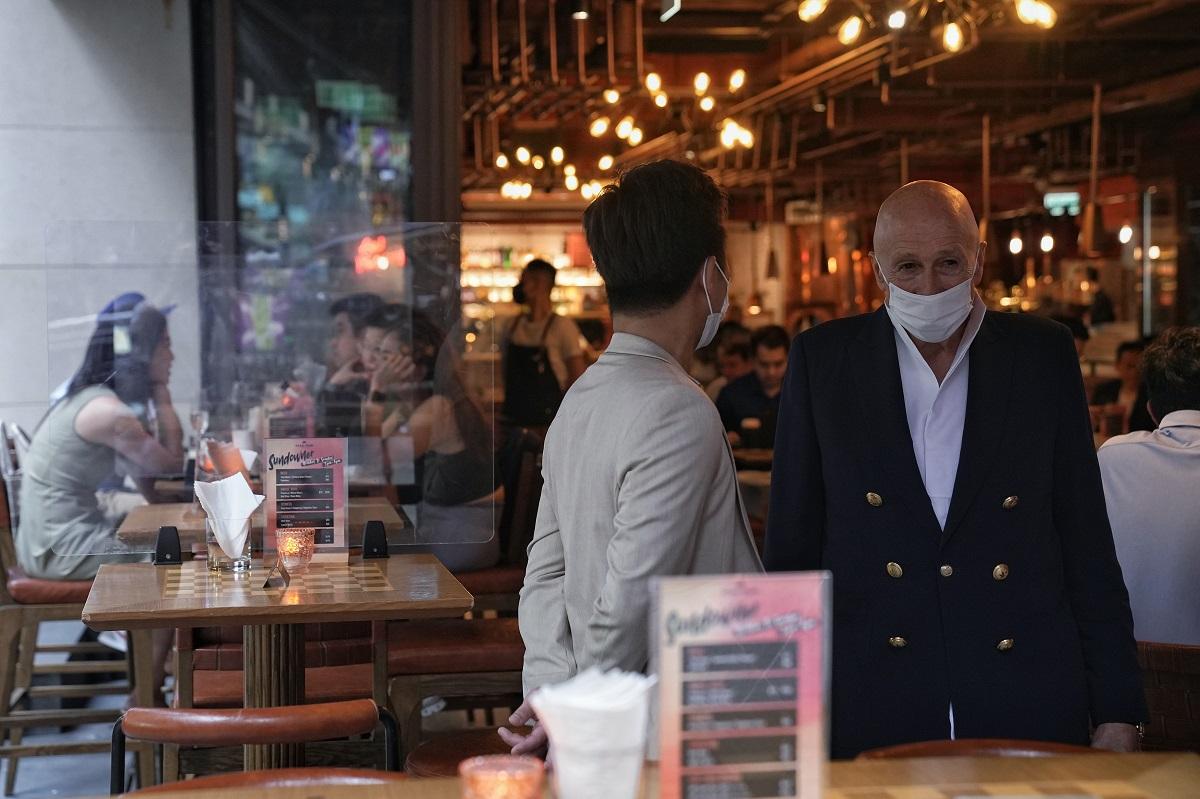 酒吧獲准重開首日,蘭桂坊集團主席盛智文(右)傍晚到場視察。(夏家朗攝)