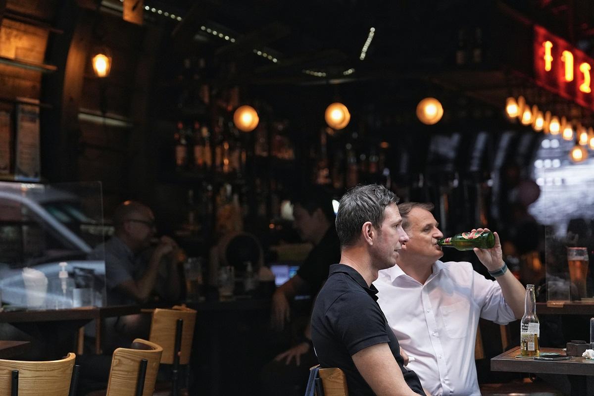 酒吧獲准重開首日,不少市民往蘭桂坊消遣。(夏家朗攝)