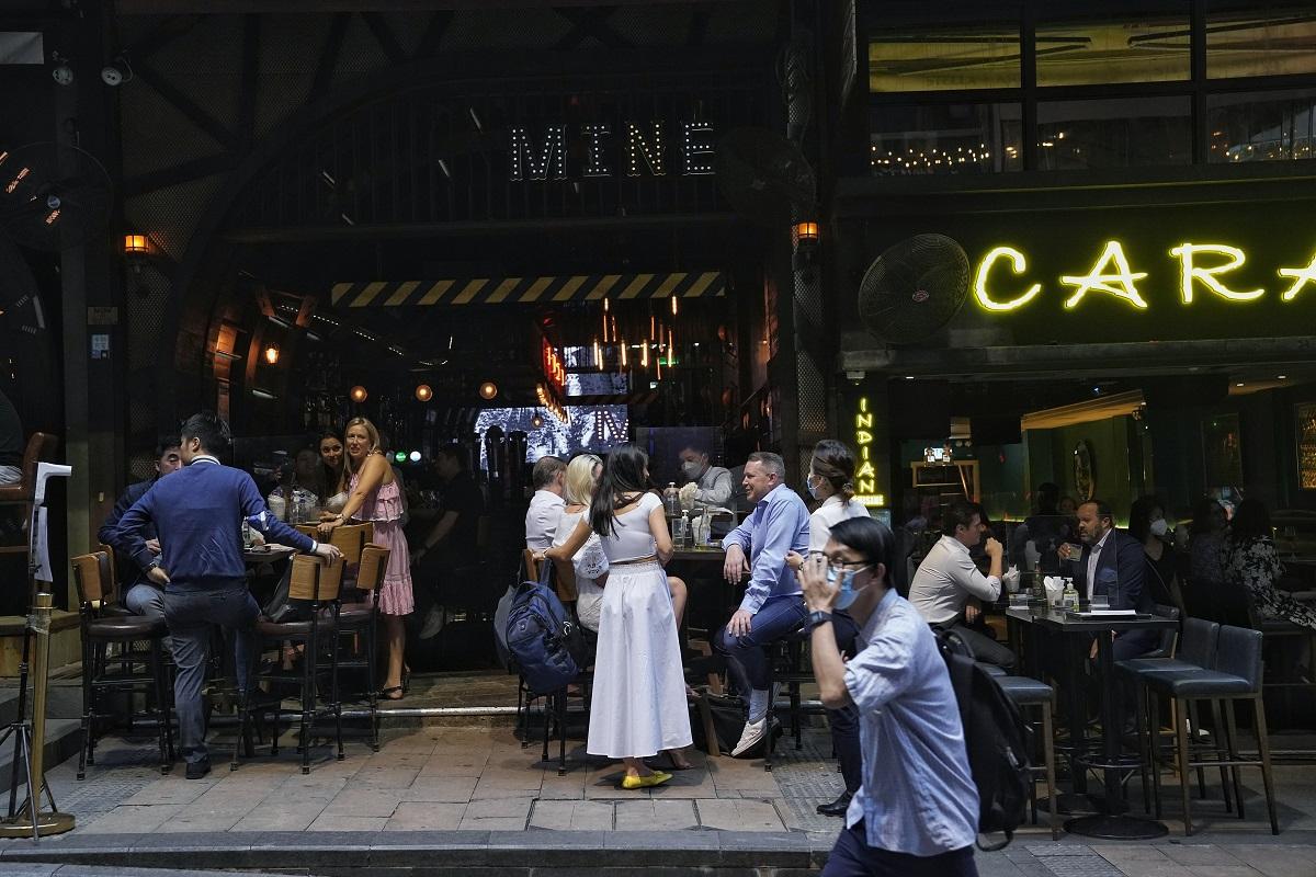 酒吧獲准重開首日,不少市民往蘭桂坊消遣。(夏家朗攝)