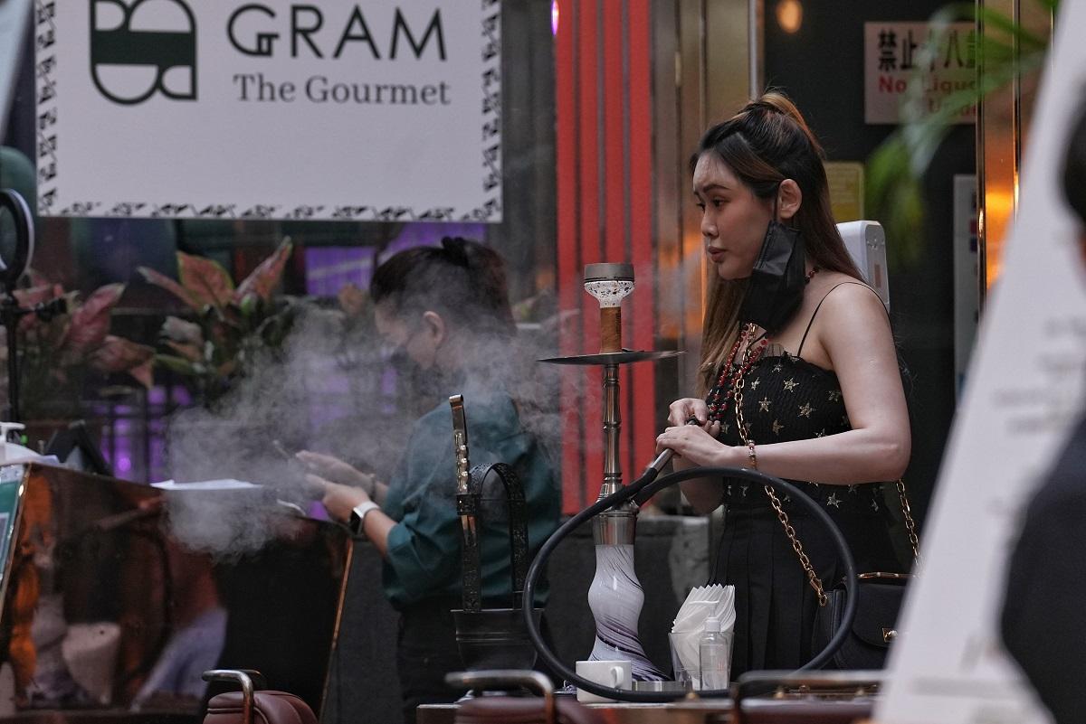 酒吧獲准重開首日,不少市民往蘭桂坊消遣。(夏家朗攝)