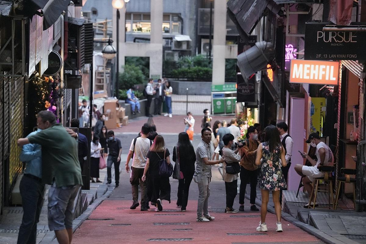 酒吧獲准重開首日,不少市民往蘭桂坊消遣。(夏家朗攝)