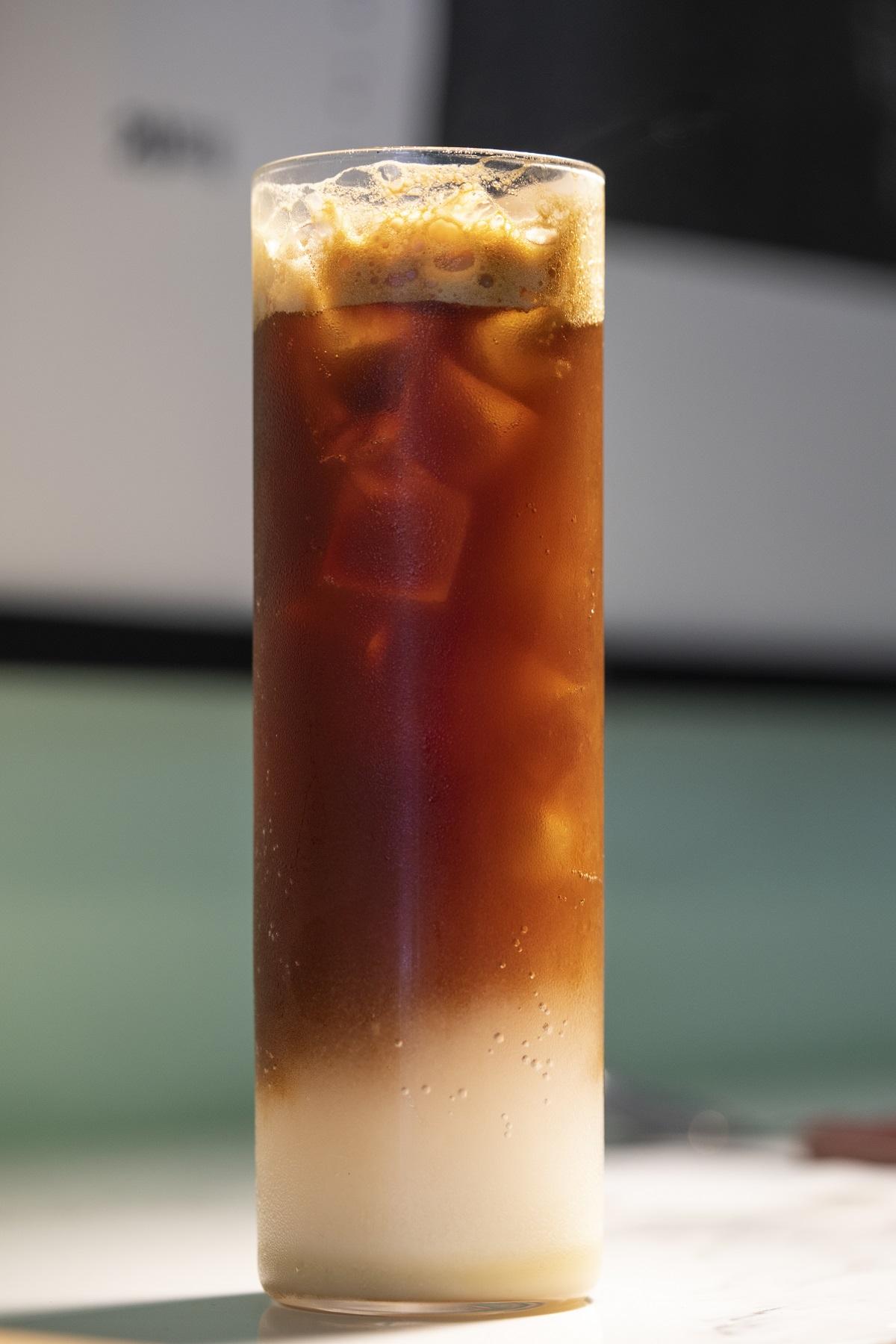 Lau White( $45),用腐乳醬、湯力和咖啡調製。