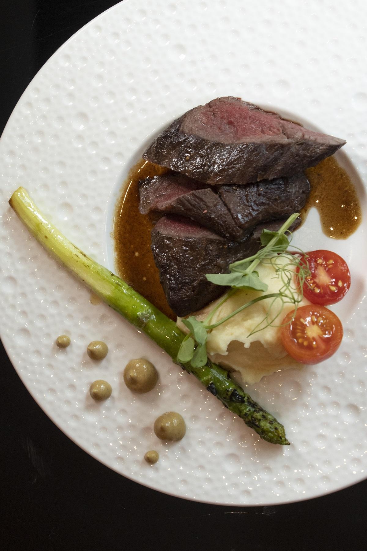 香煎美國安格斯封⾨⽜柳配紅酒汁 ($248)