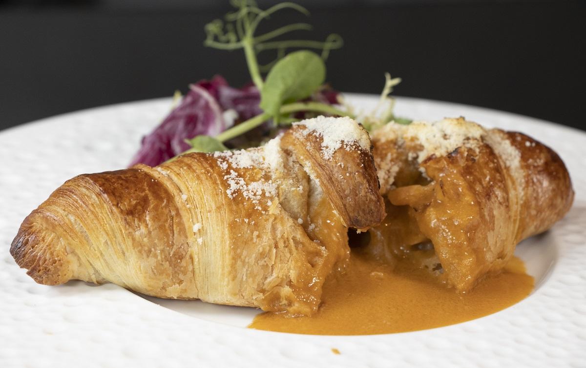 廚師先焗好香脆酥化的牛角包後,再灌入熬煮十小時的龍蝦湯