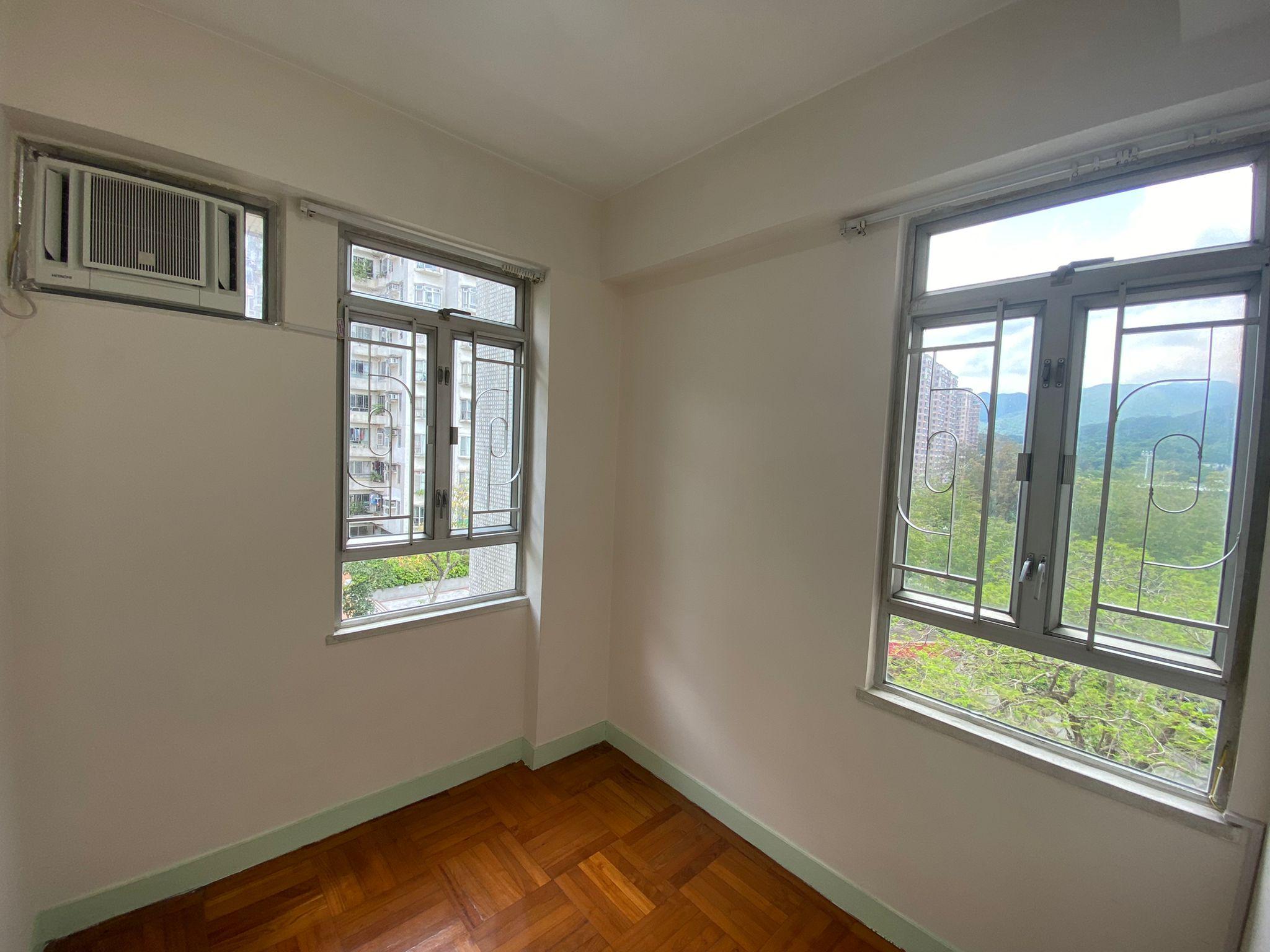 睡房望開揚翠綠內園及山景。