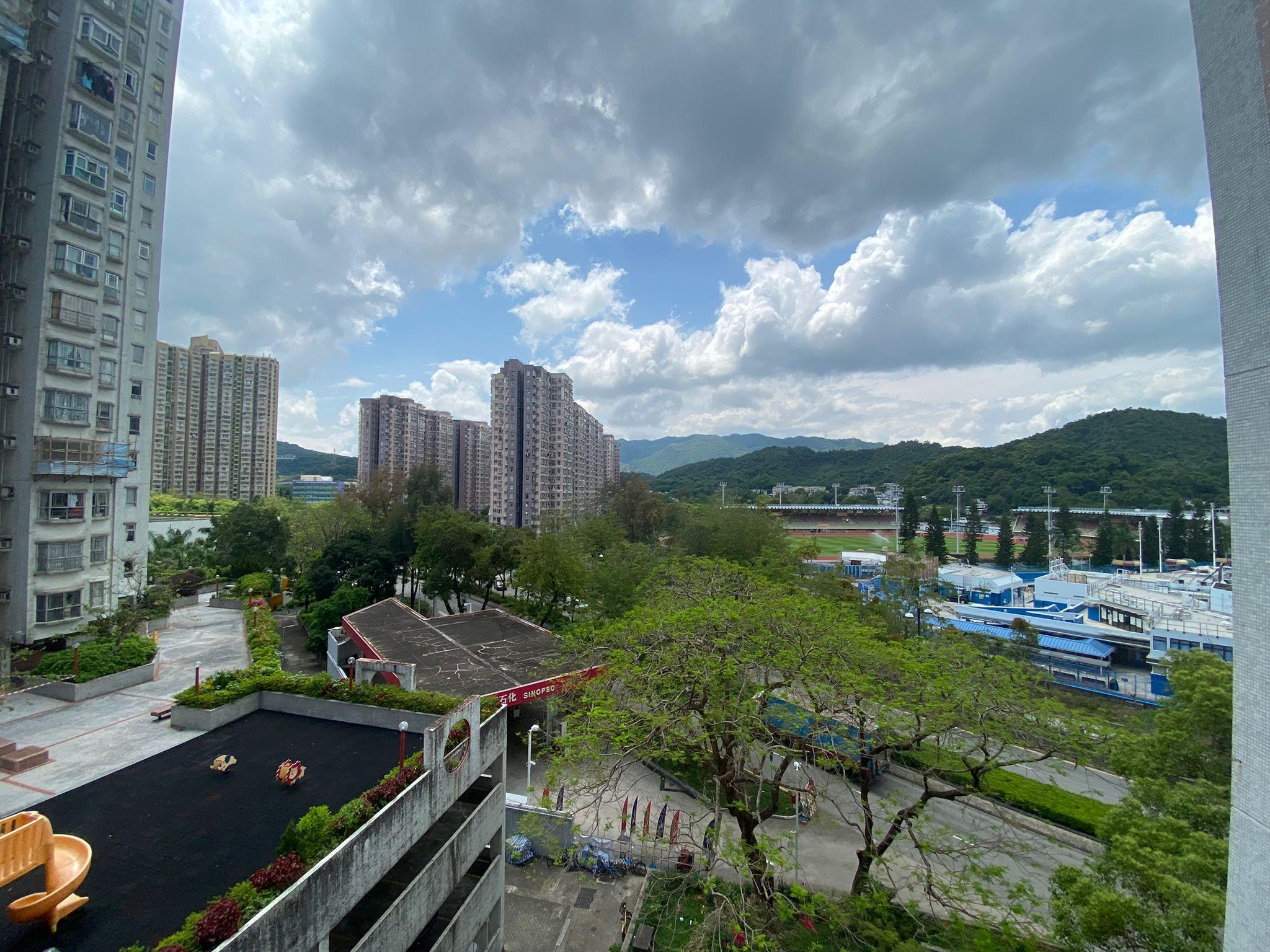 單位俯瞰內園景,遠眺球場、泳池及開揚山景,環境幽靜。