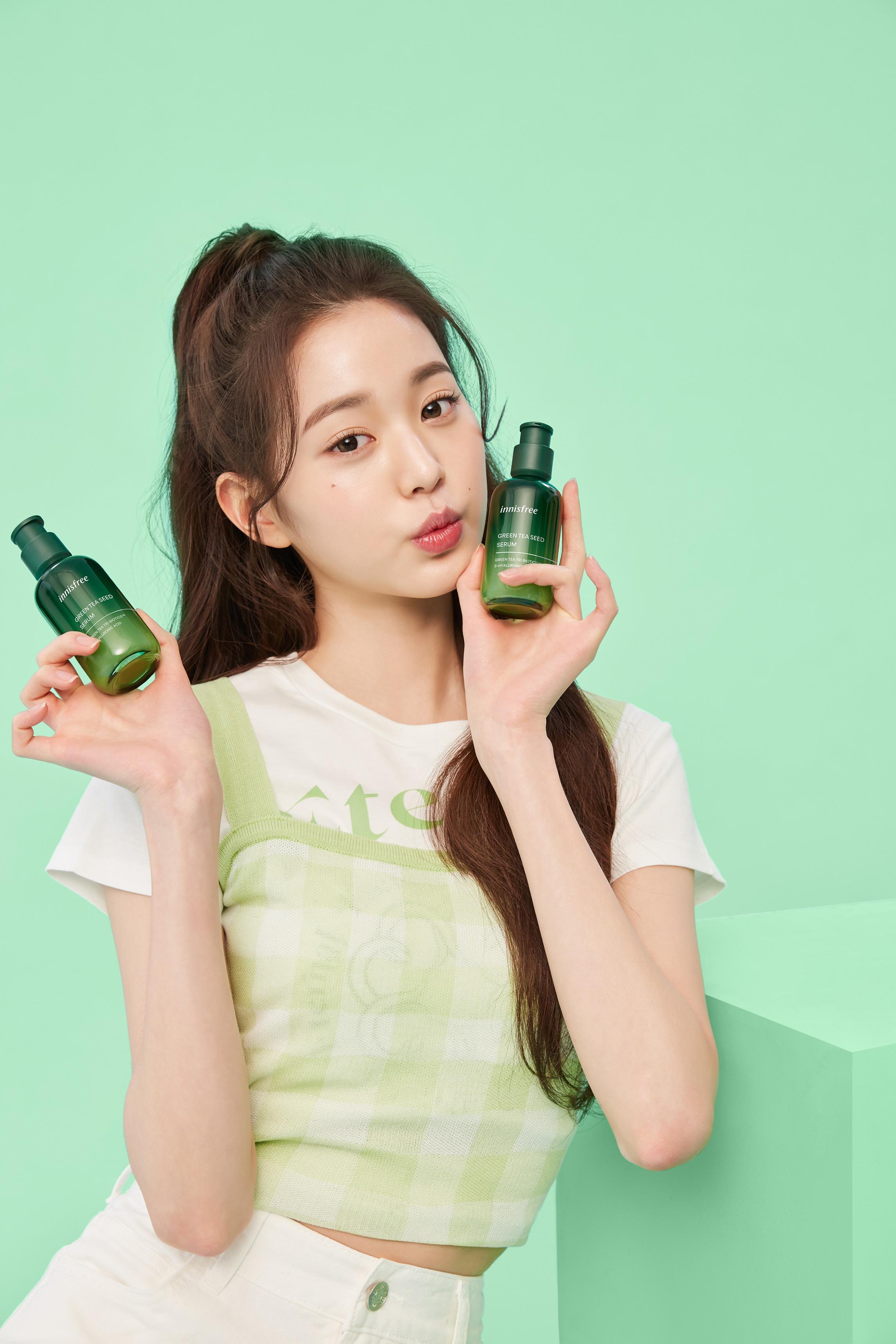 女團IVE成員員瑛也是綠茶籽保濕精華的用家。