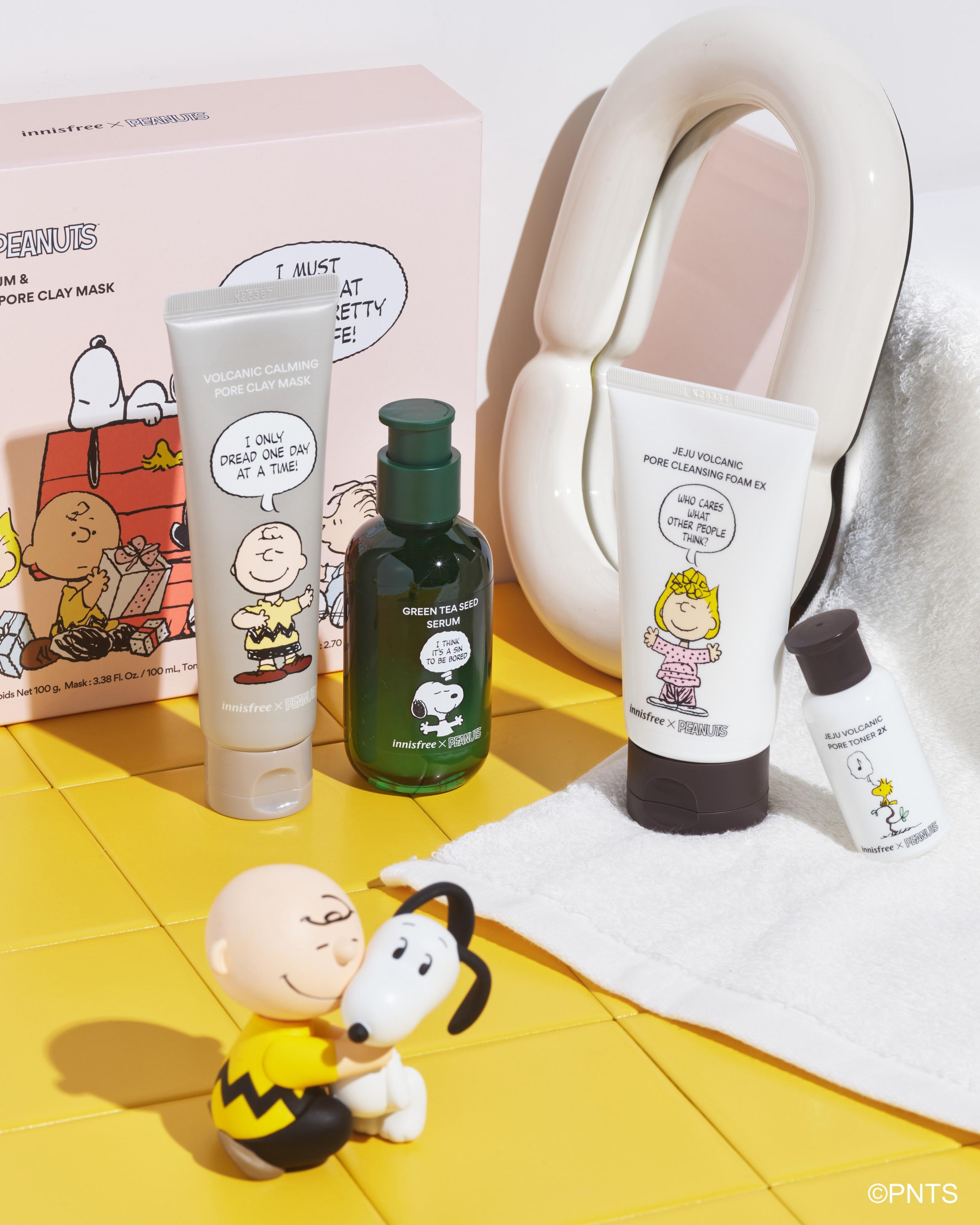 innisfree X Peanuts 限量版 綠茶籽保濕及火山泥清潔套裝 $385 (價值$451) 套裝除了有綠茶籽保濕精華,還有火山泥近零刺激毛孔清潔面膜,以及同系列迷你版的爽膚水和潔面膏。先用火山泥面膜溫和吸走老化角質及多餘皮脂,再用綠茶籽保濕精華補水,解決毛孔問題,同時趕走黑頭粉刺。 套裝內容:火山泥近零刺激毛孔清潔面膜(100ml)、綠茶籽保濕精華(80ml)、超級火山泥毛孔爽膚水(30ml)、超級火山泥毛孔清潔洗面膏2X(100g)