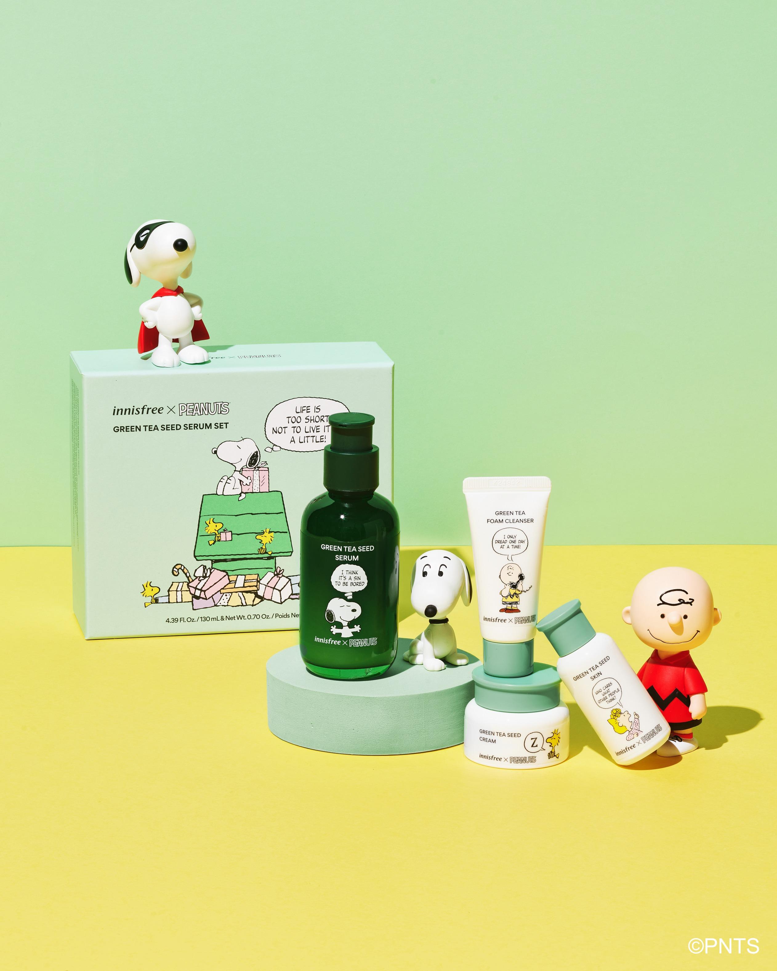 innisfree X Peanuts 限量版 綠茶籽保濕精華套裝 $230 (價值$342) 套裝包含綠茶籽保濕精華,以及綠茶系列的潔面膏、爽膚水和面霜體驗裝。濟州美肌綠茶的豐富水分能為皮膚注水保濕,塑造水潤剔透的肌膚,一盒完成整個護膚步驟。 套裝內容:綠茶保濕潔面膏(20g)、綠茶籽保濕精華 (80ml)、綠茶平衡爽膚水 (30ml)、綠茶籽精萃水份精華面霜 (20ml)