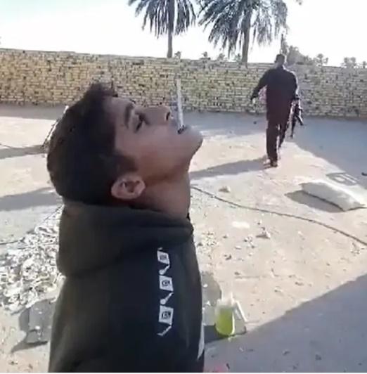 父親持著AK-47步槍走到遠處。(Twitter)