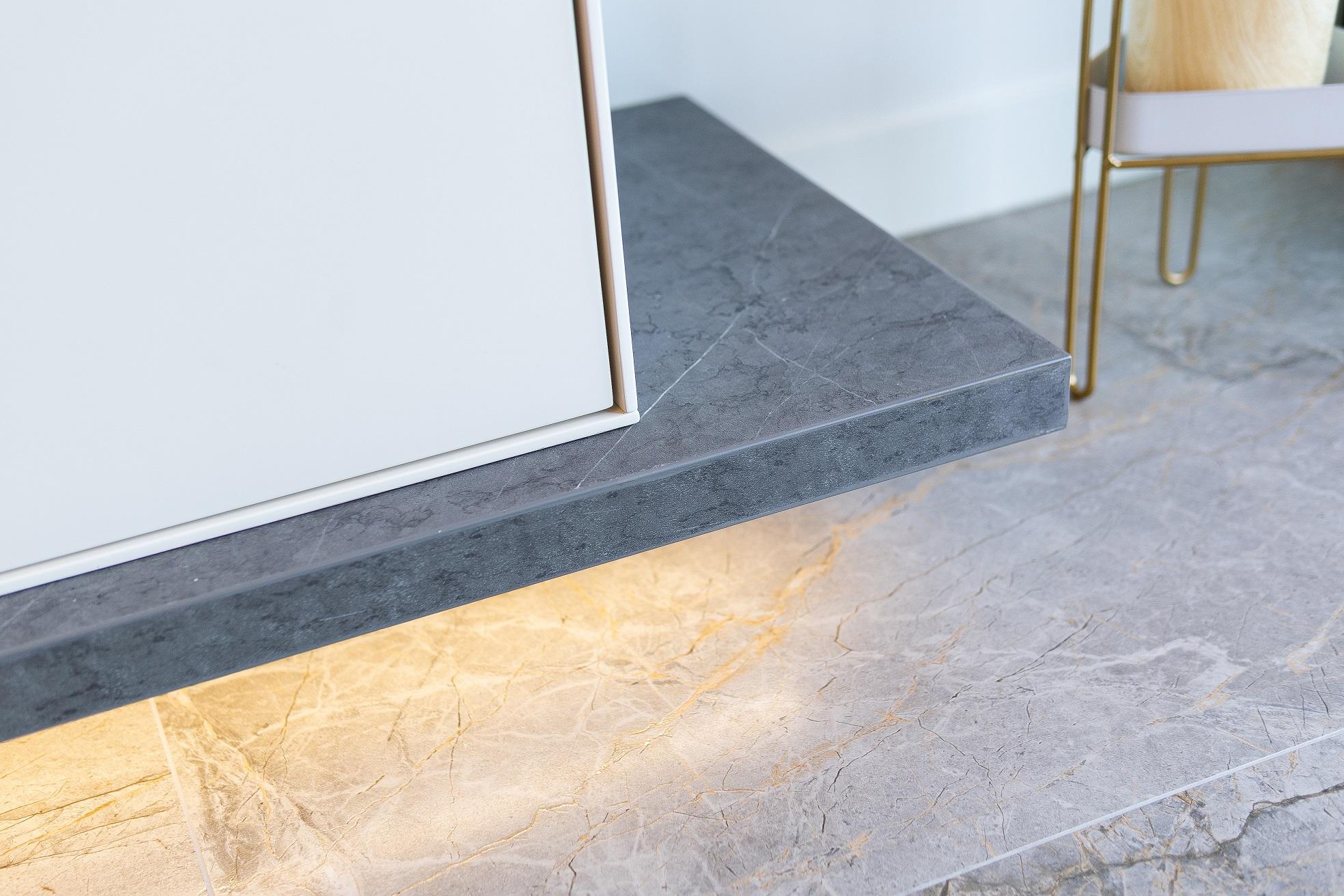 大廳地板重鋪石紋地磚 時尚感十足