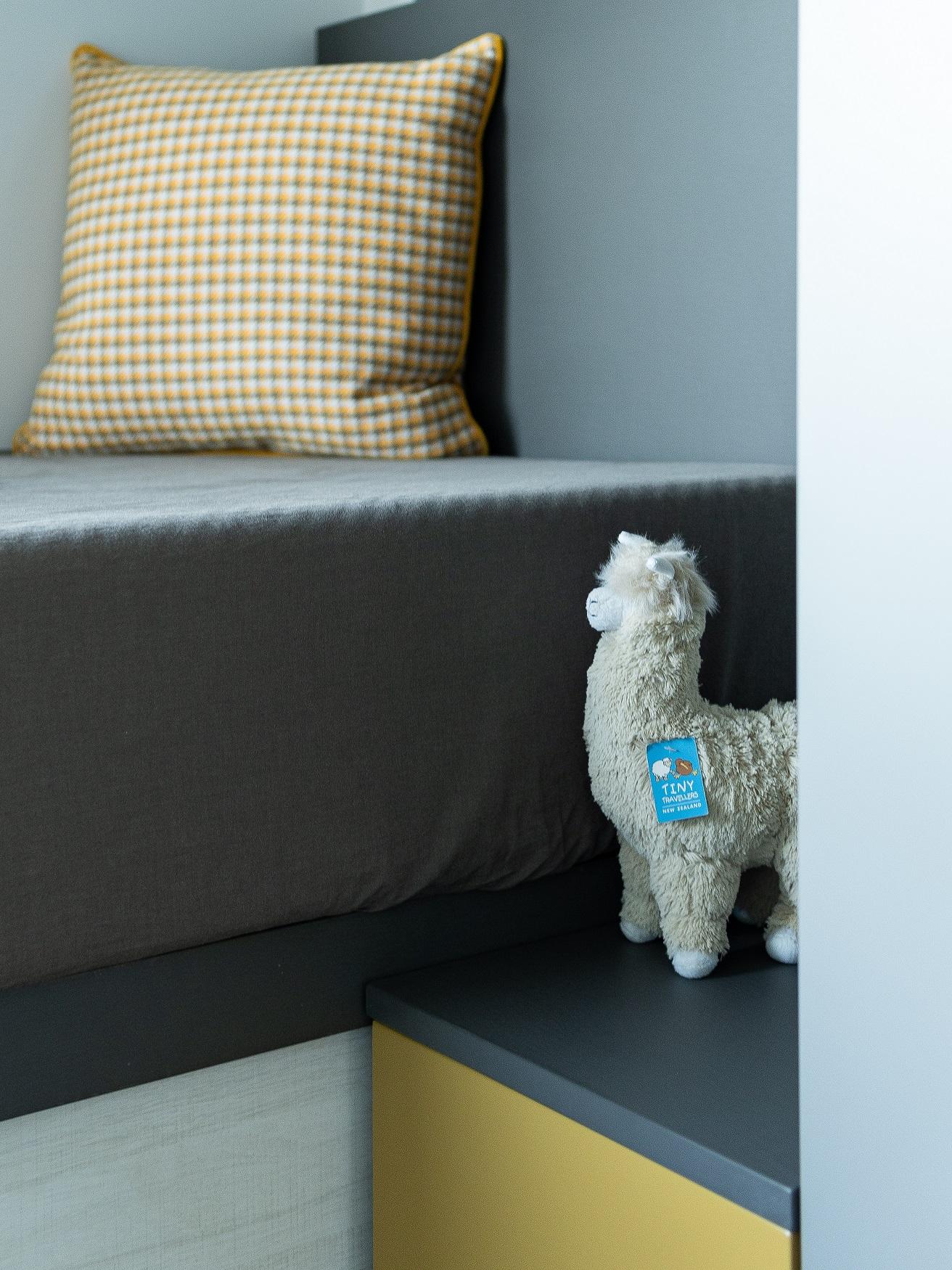 另一間睡房選用黃色及灰黑色做對比