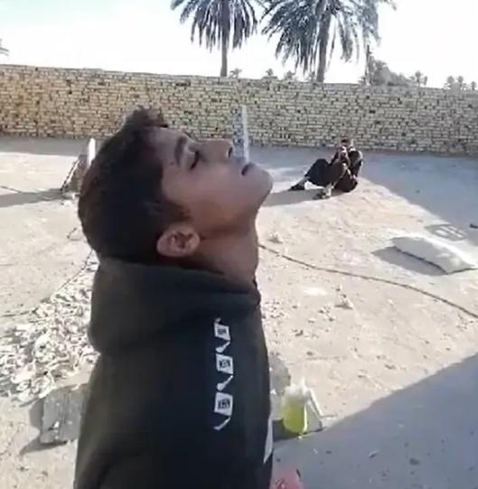 父親走到遠處坐在地上。(Twitter)