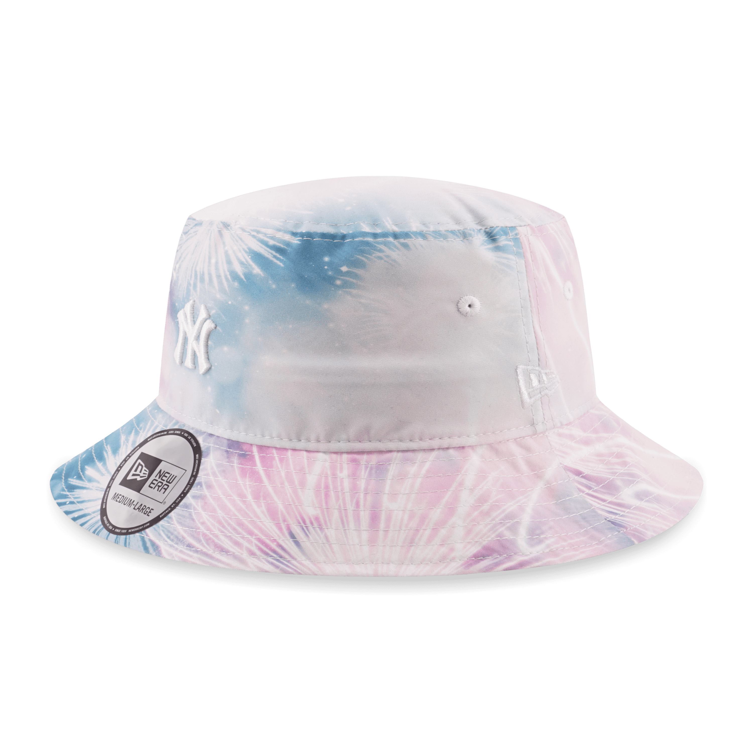 FIREWORKS BUCKET 01│漁夫帽有黑白兩款配色。黑色帽子的方繡上紐約洋基隊徽,並在徽上和右方繡上煙花圖案,白色款則前方同樣繡上紐約洋基隊徽,並於整頂帽子印上不規則的漸變彩色,粉嫩色調更顯夏日氣息。