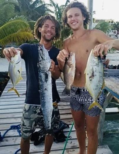 (左)Joshua Young生活照。(網上圖片)