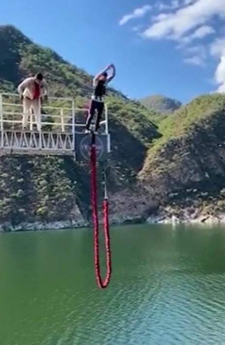 遊客阿根廷玩笨豬跳竟斷纜。(網上影片)