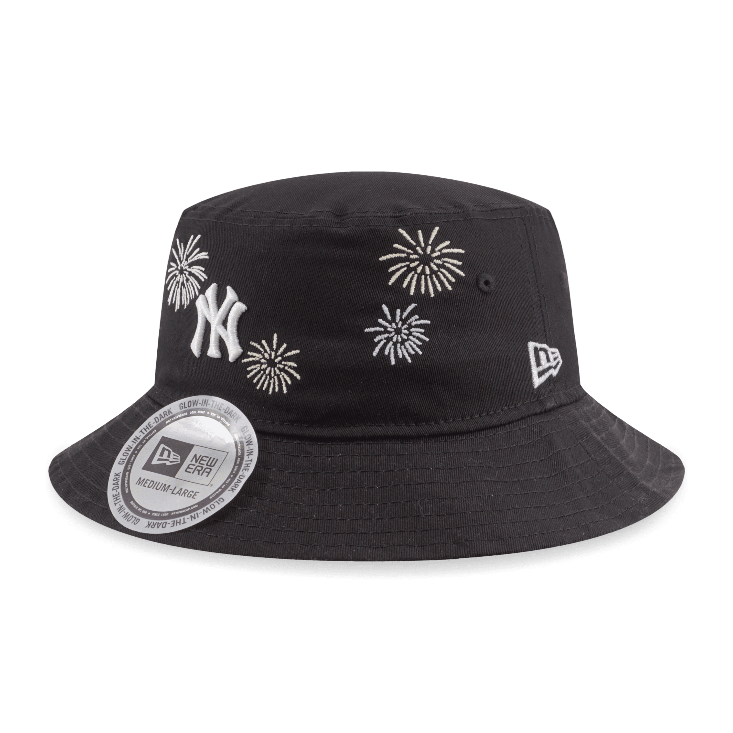 FIREWORKS BUCKET 01│漁夫帽有黑白兩款配色。黑色帽子的方繡上紐約洋基隊徽,並在徽上和右方繡上煙花圖案,白色款則前方同樣繡上紐約洋基隊徽,並於整頂帽子印上不規則的漸變彩色,粉嫩色調更顯夏日氣息。