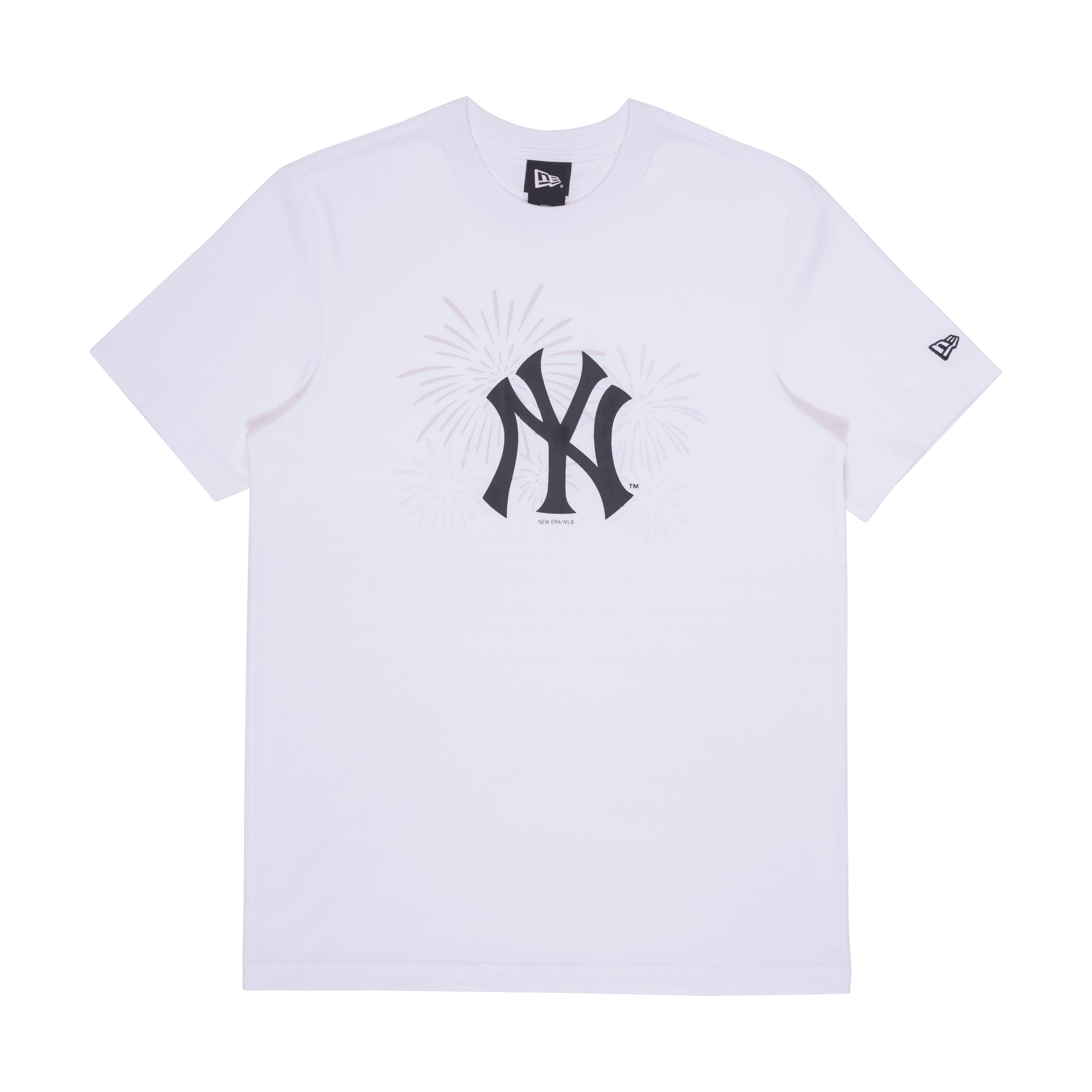 FIREWORKS SHORT SLEEVES TEE│系列同樣帶來黑、白色兩款百搭夏季短袖上衣,胸口位置同樣印上紐約洋基隊徽及煙花圖案,時尚休閒,與大家一起迎接夏天的來臨