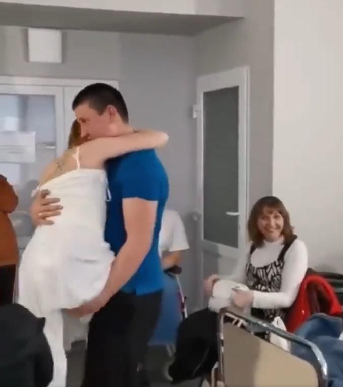 Viktor與Oksana共舞。(Twitter)