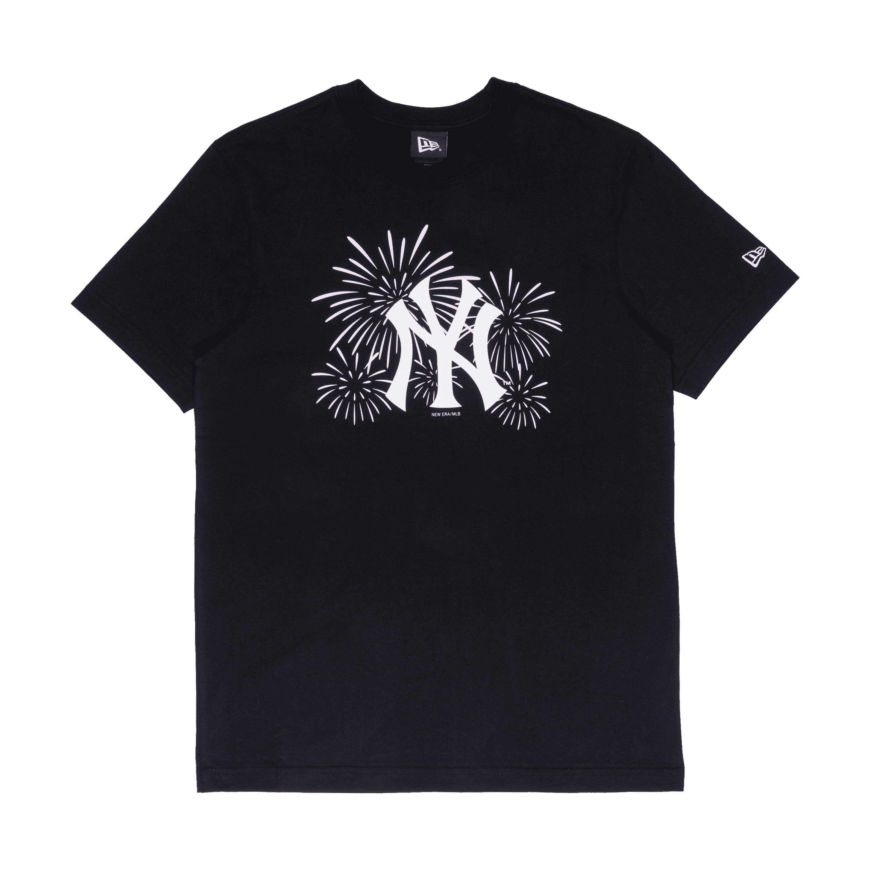 FIREWORKS SHORT SLEEVES TEE│系列同樣帶來黑、白色兩款百搭夏季短袖上衣,胸口位置同樣印上紐約洋基隊徽及煙花圖案,時尚休閒,與大家一起迎接夏天的來臨