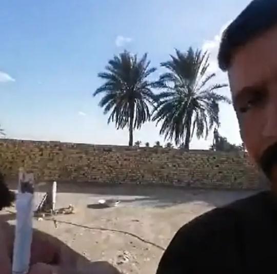 該父親向鏡頭展示那支被射爆的煙的「成果」。(Twitter)