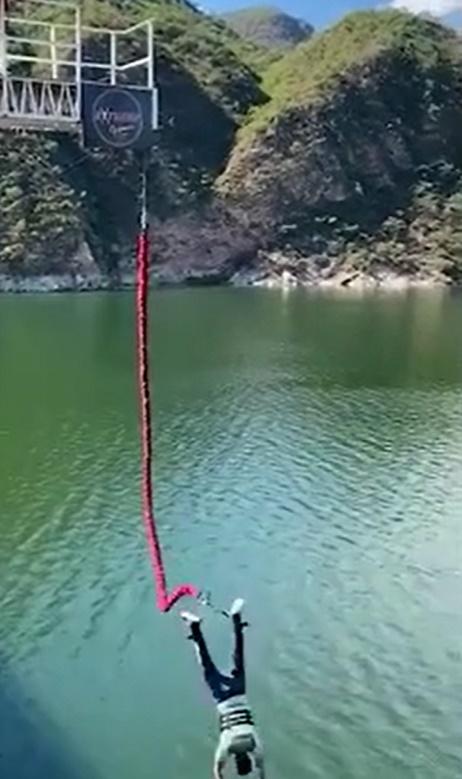 遊客阿根廷玩笨豬跳竟斷纜。(網上影片)