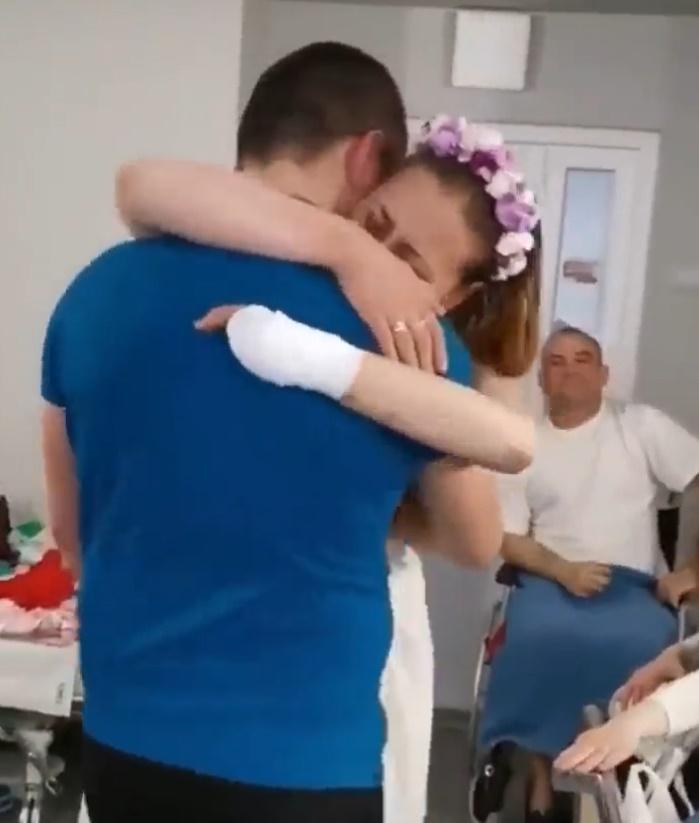 Viktor與Oksana共舞。(Twitter)