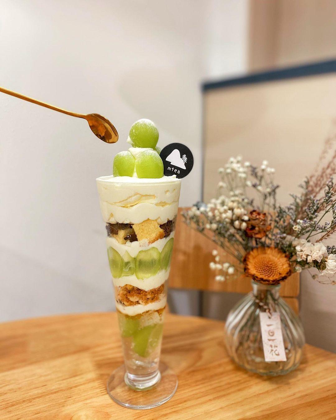內有香印提子、雪糕、忌廉、蛋糕、穀物粟米片等,層層相間(相片來源:instagram:eat4forever)
