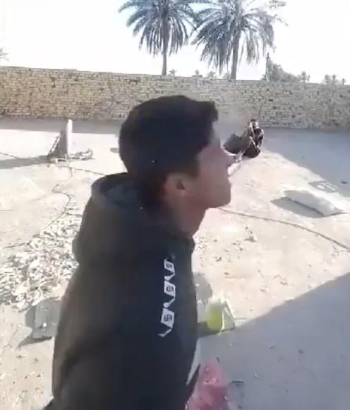 兒子一度被槍聲震懾,頭部下意識向下縮。(Twitter)