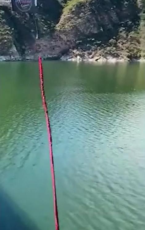 遊客阿根廷玩笨豬跳竟斷纜。(網上影片)