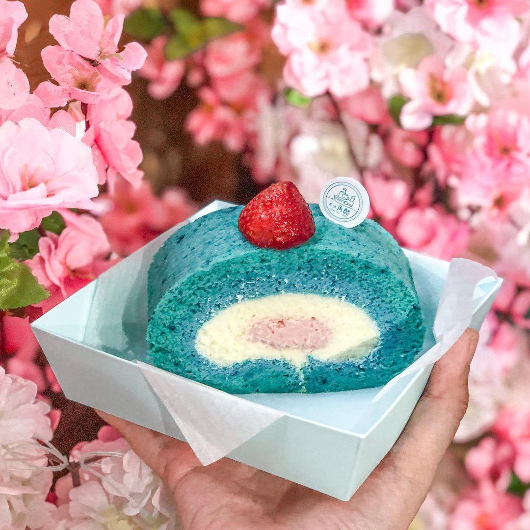 蛋糕製作時以蝶豆花自然染色,粉藍色的外表夠晒可愛夢幻!(相片來源:instagram:maplesyrupwings)