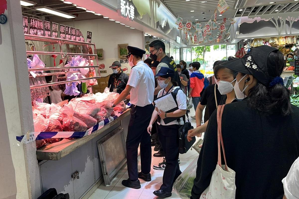 食環署今日派員到沙角市場肉檔「新大華」執法。(網民Vincent Chong@FB群組「沙角人 沙角事」)