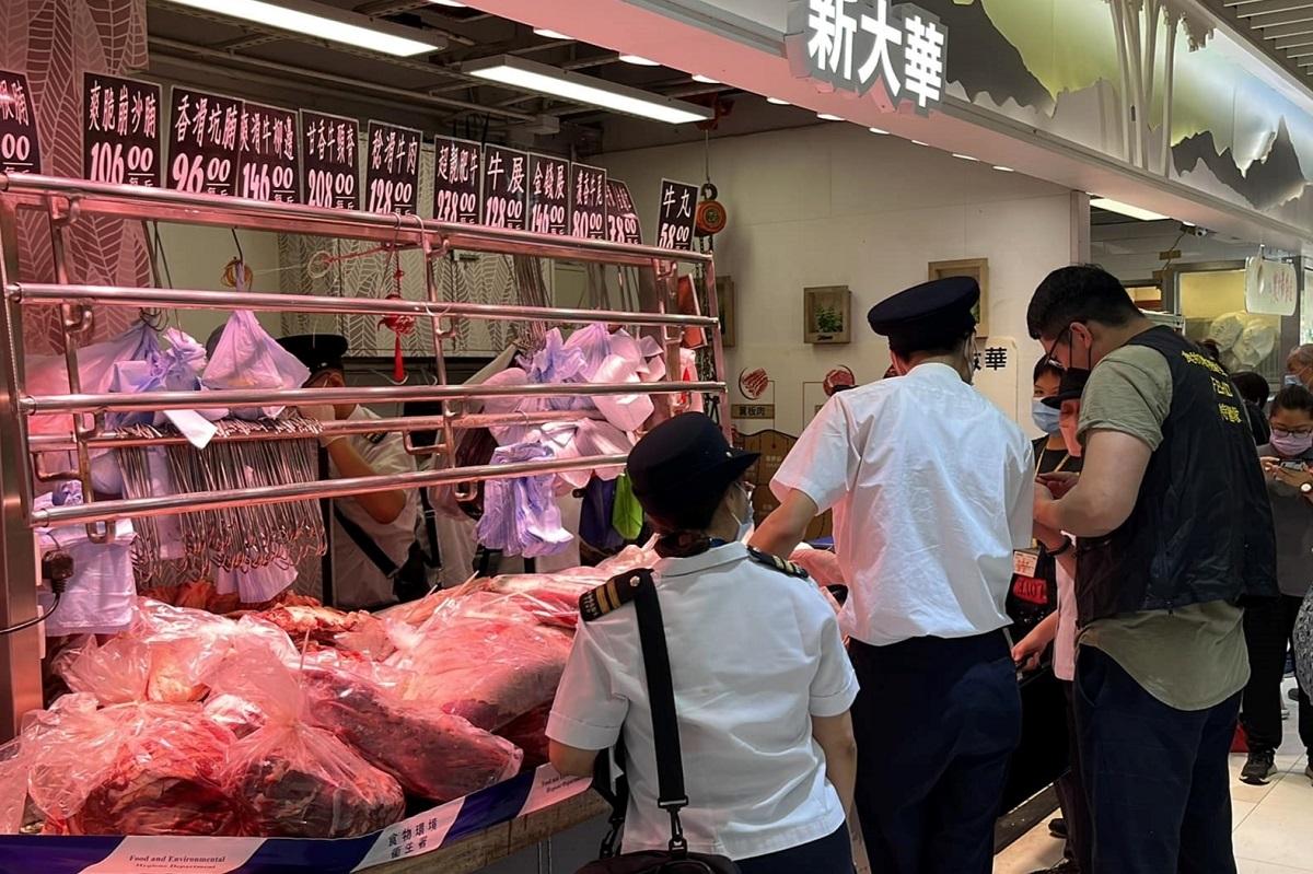 食環署今日派員到沙角市場肉檔「新大華」執法。(網民Vincent Chong@FB群組「沙角人 沙角事」)