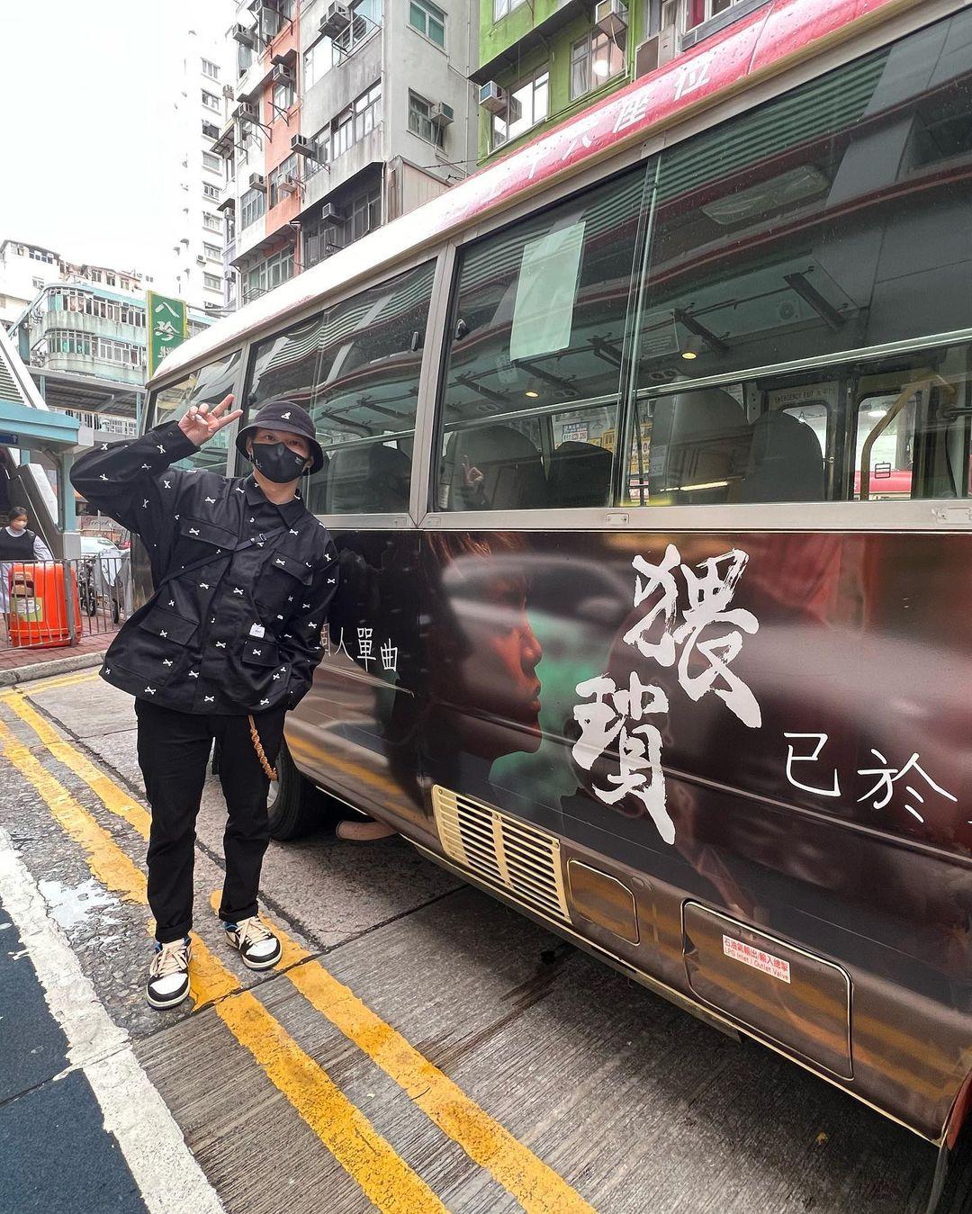 保錡的粉絲在10架小巴買廣告。