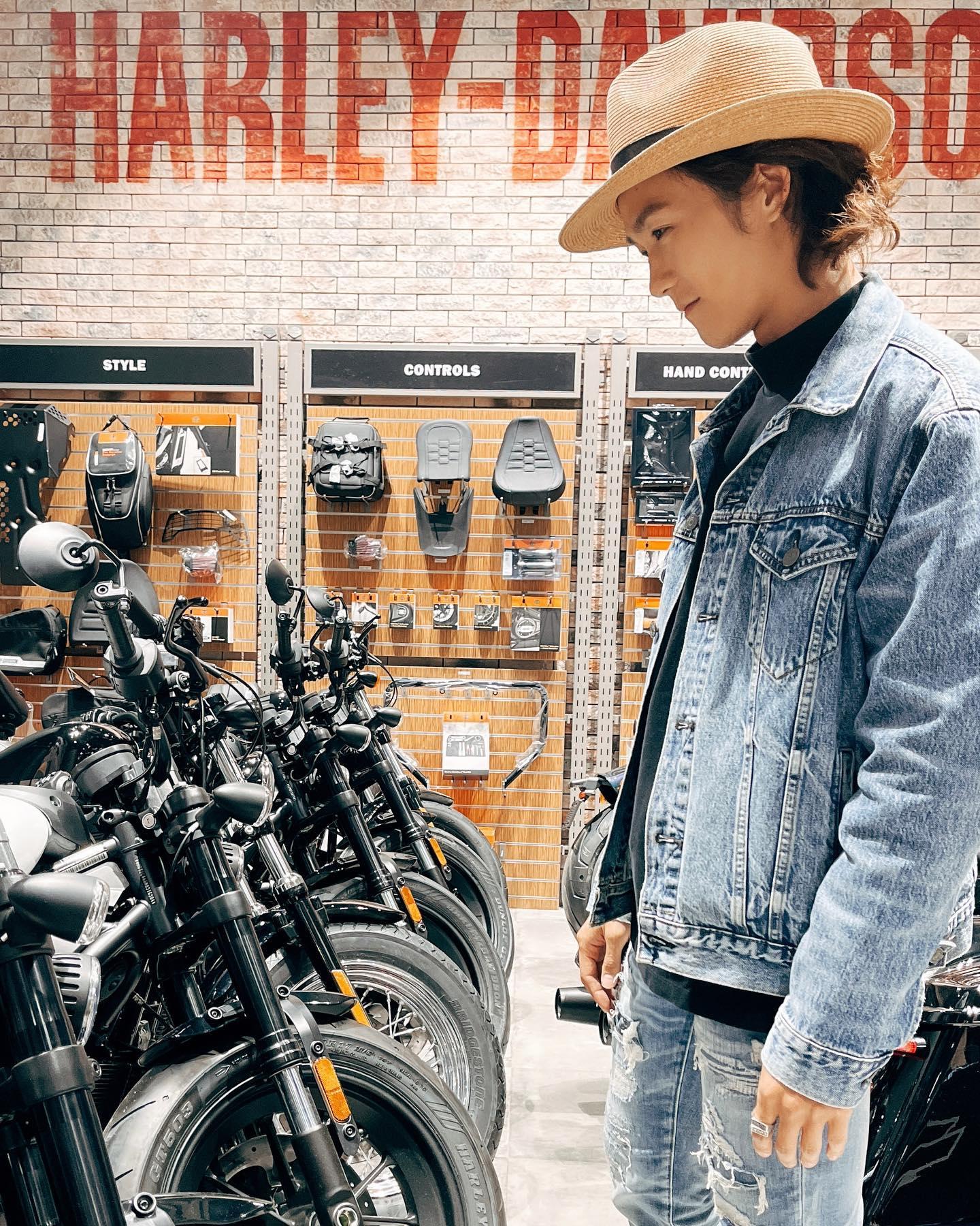 Alton初次獨力主持的《勁騎26》,表現獲好評。