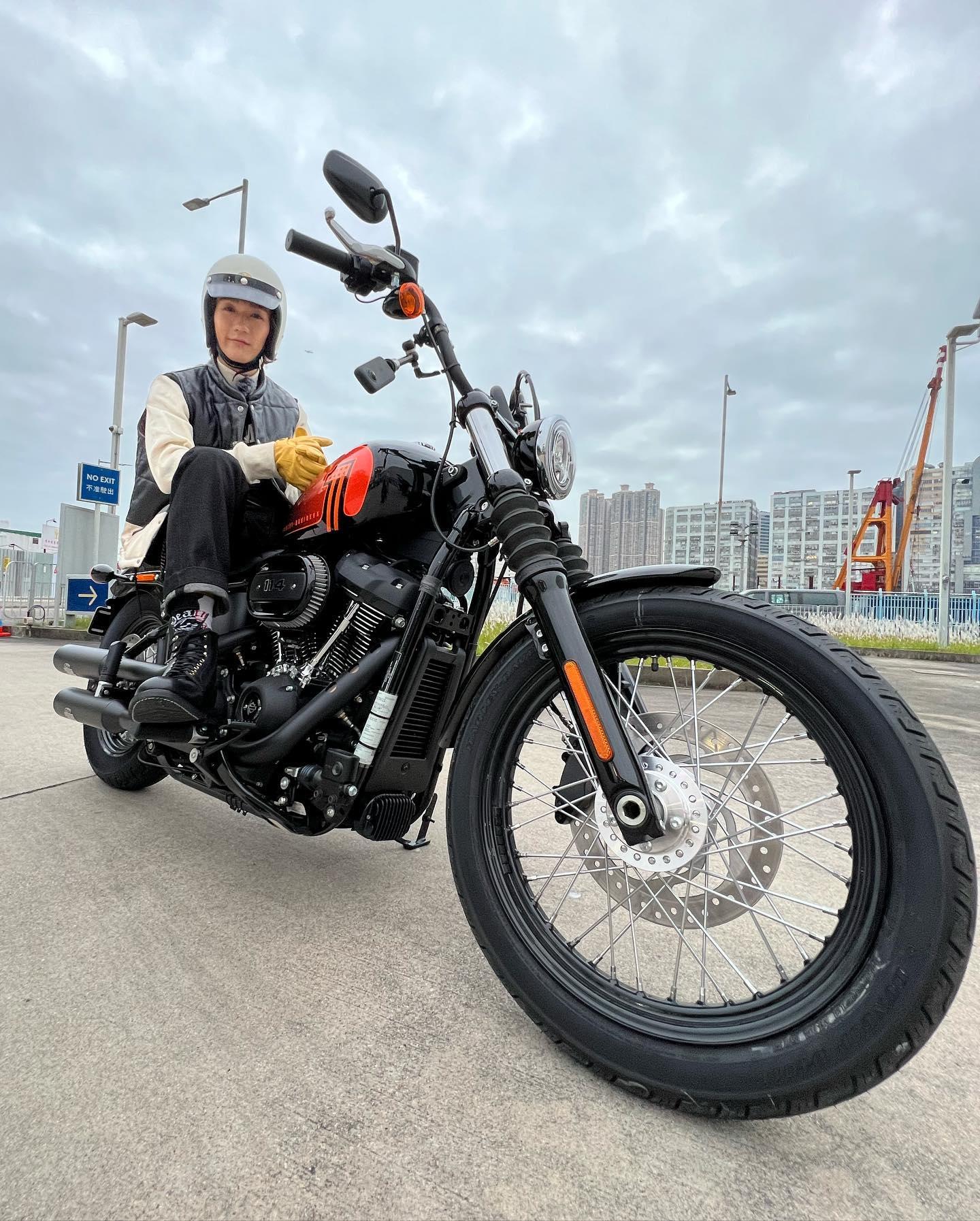 Alton首次唱節目主題曲。